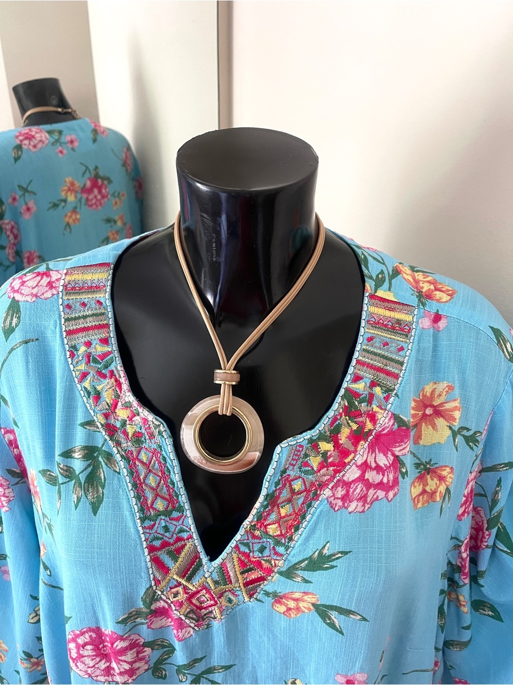 BELLE BY KIM GRAVEL Blue Floral Tunic XL Womens Top Flowers Shirt Embroidere - Picture 8 of 8